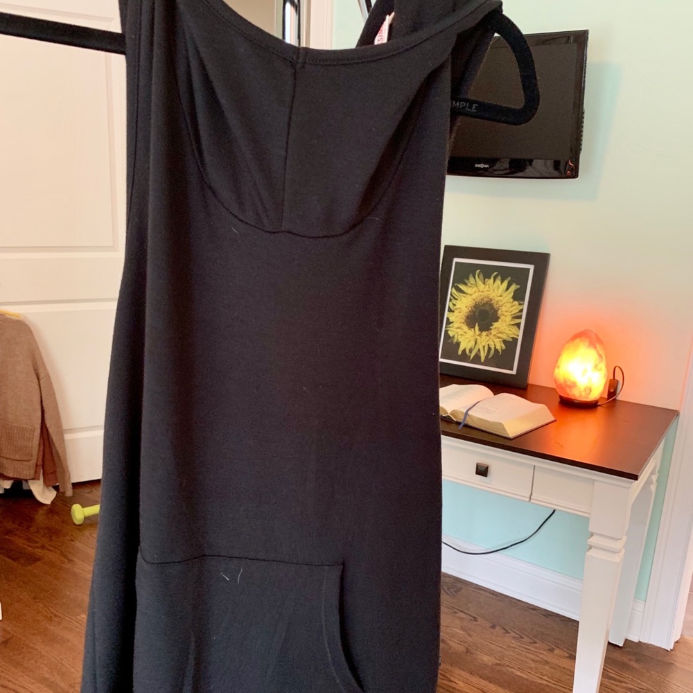 Tank top black sweatshirt